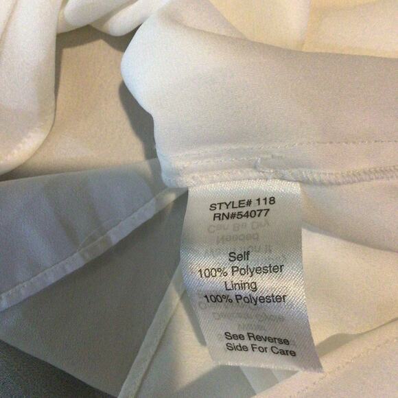 CAbi White Allure Pull Over V-Neck Blouse Style 118 Size M - Picture 6 of 7
